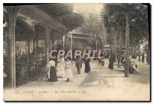 Cartes postales Vichy Le Parc Une Allee Souverte