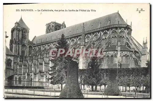 Ansichtskarte AK Bourges La Cathedrale vue prise du Jardin de l'Hotel de Ville