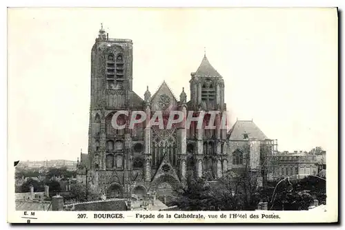 Ansichtskarte AK Bourges Facade de la Cathedrale vue de l'Hotel des Postes