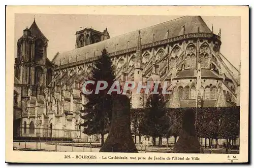 Ansichtskarte AK Bourges La Cathedrale vue prise du Jardin de l'Hotel de Ville