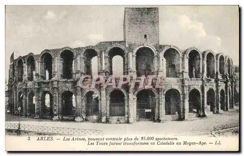 Cartes postales Arles les Arenes les tours furent transformees en Citadelle au Moyen Age