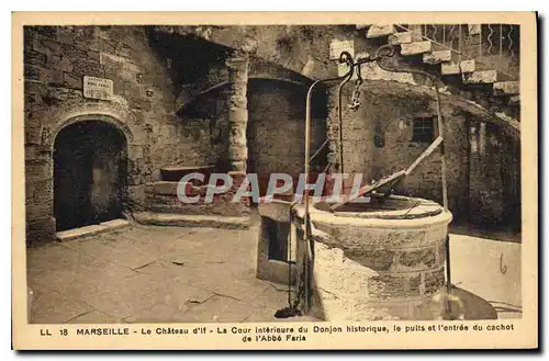 Ansichtskarte AK Marseille le Chateau d'If la cour interieure du Donjon historique le puits et l'entree du cachot
