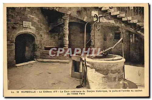 Cartes postales Marseille le Chateau d'If la cour interieure du Donjon historique le puits et l'entree du cachot