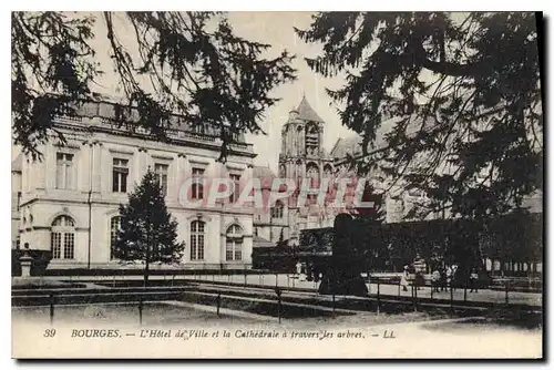 Cartes postales Bourges L'Hotel de Ville et la Cathedrale a travers les arbres