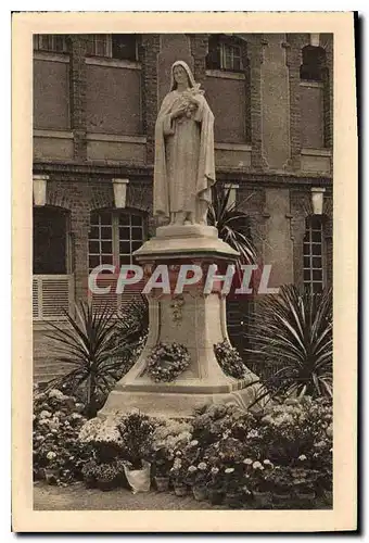 Ansichtskarte AK La Statue de Sainte Therese de l'Enfant Jesus dans la cour d'entree