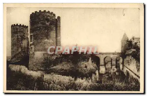 Cartes postales Tours et Douves du Chateau feodal de Cinq Mars I et L