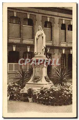 Cartes postales La statue de Ste Therese de l'Enfant Jesus pres de la Chapelle du Carmel de Lisieux