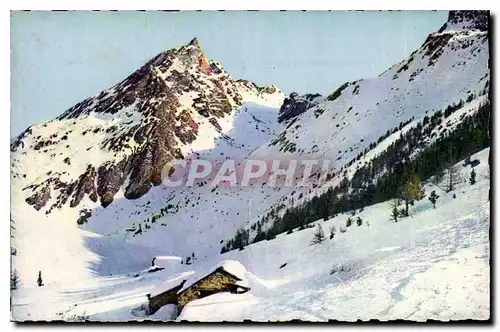 Ansichtskarte AK Les Alpes Pittoresques Cette aiguille imposante semble proteger les chalets blottis sous la neig