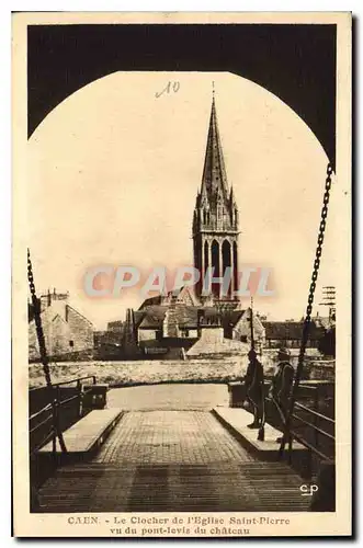 Ansichtskarte AK Caen Le Clocher de l'Eglise Saint Pierre vu du pont levis chateau