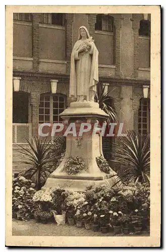 Ansichtskarte AK La satue de Sainte Therese de l'Enfant Jesus dans la cour d'entree du Carmel de Lisieux