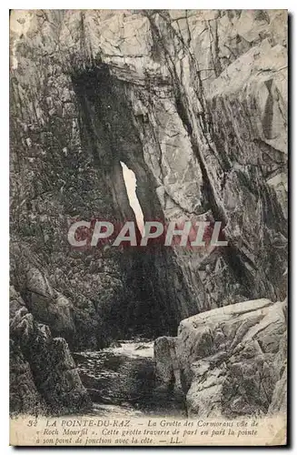 Cartes postales La Pointe du Raz la Grotte des Cormorans vue de Roch Mourfil cette Grotte travers de part en par