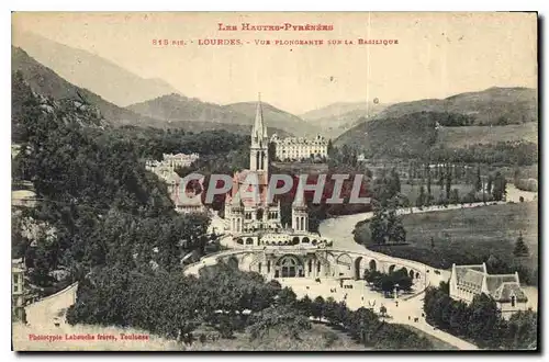 Cartes postales Les Hautes Pyrenees Gavarnie vue Plongeante sur la Basilique