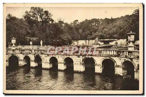 Ansichtskarte AK La Douce Grance Nimes Gard Jardin de la Fontaine Les Bains Romains