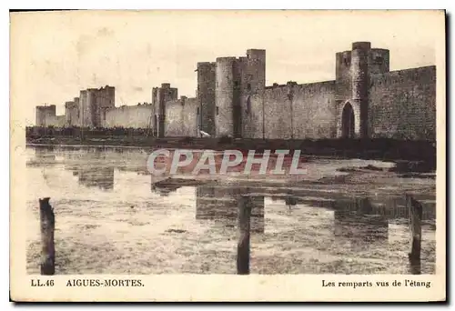 Cartes postales Aigues Mortes Les remparts vue de l'etang