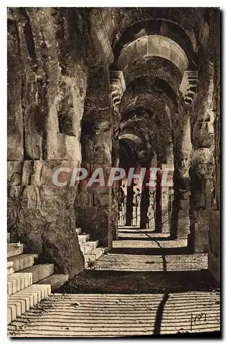 Cartes postales La Douce France Nimes Gard Galerie faisant le tour des Arenes