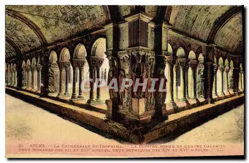 Cartes postales Arles La Cathedrale St Trophine Le Cloitre forme de Quatre Galeries