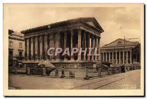 Cartes postales Nimes La Maison Carree et le Theatre