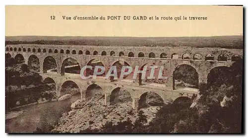 Cartes postales Vue d'ensemble du Pont du Gard et la route qui le traverse