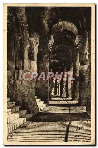 Cartes postales Nimes Gard Galerie faisant le tour des Arenes