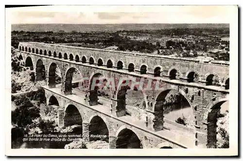 Cartes postales Le Pont du Gard vu du Sommet de la Montagne qui borde la rive droite du Gardon