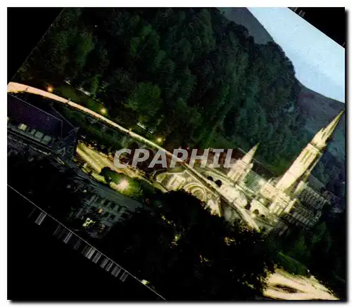 Ansichtskarte AK Lourdes La Basilique Illuminee et la Procession aux flambeaux