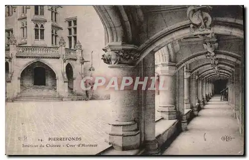 Cartes postales Pierrefonds Interieur du Chateau Cour d'Honneur