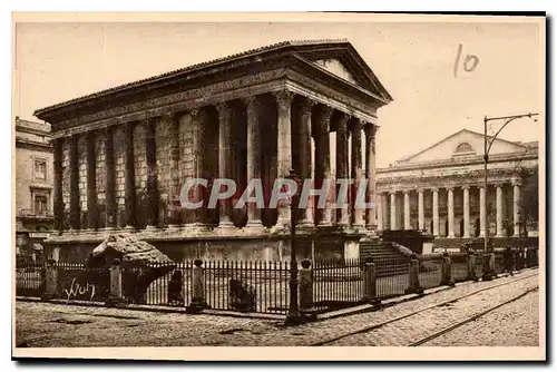 Ansichtskarte AK Nimes Gard La Maison Carree et le Theatre