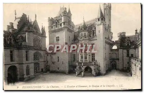 Ansichtskarte AK Pierrefonds Le Chateau L'Escalier d'Honneur le Donjon et la Chapelle