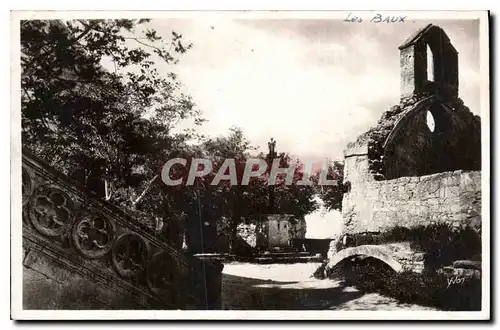 Ansichtskarte AK Les Baux B du R Place de l'eglise et Chapelle des Penitents XVI siecle