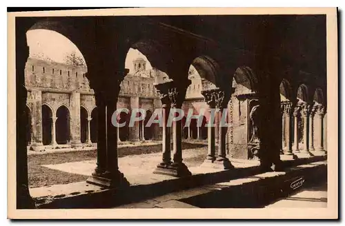 Cartes postales Arles sur rhone Cour du Cloitre Saint Trophime et Clocher de l'Homme de Bronze