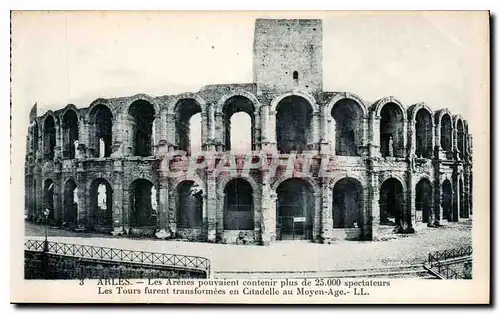 Cartes postales Arles les Arenes Tours furent transformees en Citadelle au Moyen Age
