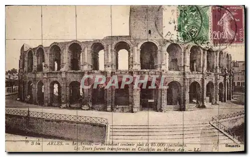 Cartes postales Arles les Arenes les Tours transformees en Citadelles au Moyen Age
