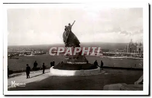 Cartes postales Marseille Pharo Monument aux Heros de la Mer et la Cathedrale