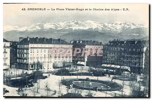 Cartes postales Grenoble La Place Victor Hugo et la Chaine des Alpes