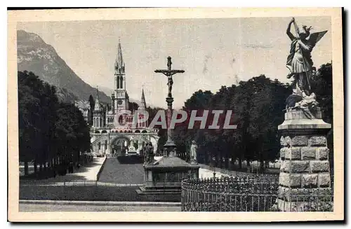 Cartes postales Lourdes La Basilique et l'Esplanade