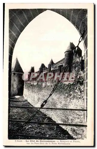 Cartes postales L'Aude La Cite de Carcassonne Remparts et Fosses vus du Pont Levis de la Porte Narbonnaise