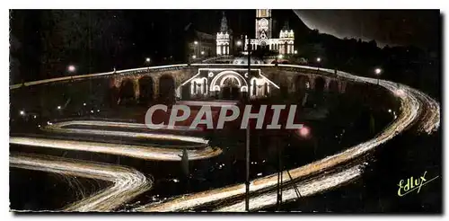 Ansichtskarte AK Lourdes la Basilique illuminee et la Procession aux Flambeaux