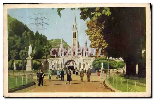 Cartes postales Lourdes La Basilique et le Parvis