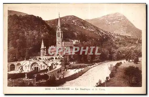 Cartes postales Lourdes La Basilique et le Gave