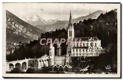 Ansichtskarte AK Lourdes La Basilique et les Montagnes