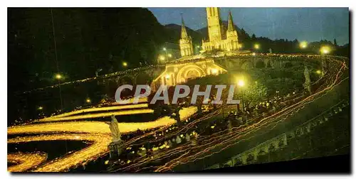 Ansichtskarte AK Lourdes Hautes Pyrenees la Basilique illuminee et la Procession aux Flambeaux