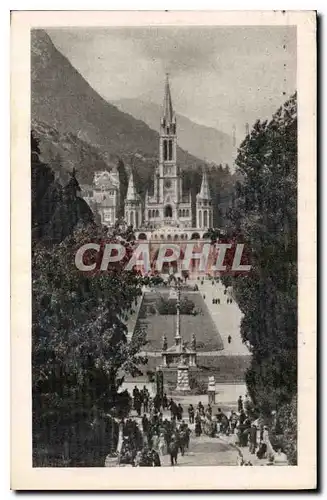 Cartes postales Lourdes la Basilique et l'Esplanade des Processions