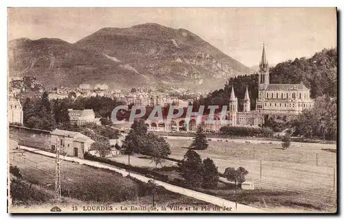 Cartes postales Lourdes la Basilique la ville et le Pic du Jer