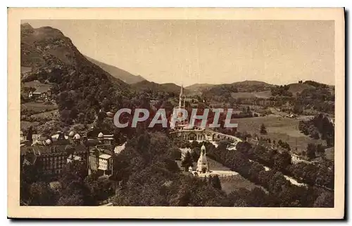 Cartes postales Lourdes Vue d'ensemble sur la Basilique et le Calvaire prise du Chateau Fort