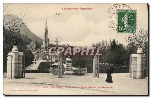 Ansichtskarte AK Les Hautes Pyrenees Lourdes Entree de l'Esplanade et la Basilique