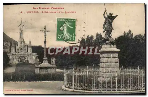 Cartes postales Les Hautes Pyrenees Lourdes L'Esplanade et la Basilique