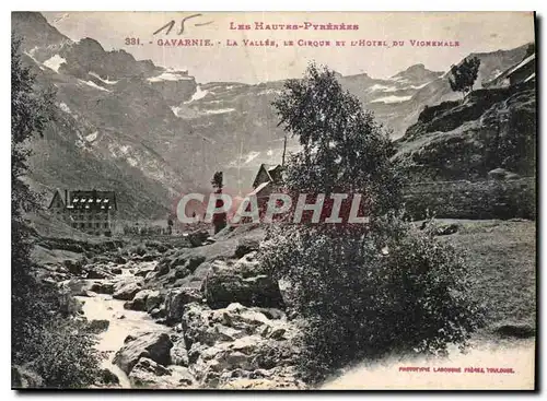 Cartes postales Les Hautes Pyrenees Gavarnie La Vallee le Cirque et l'Hotel du Vignemale