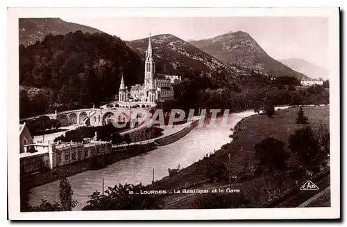Cartes postales Lourdes La Basilique et la Gare