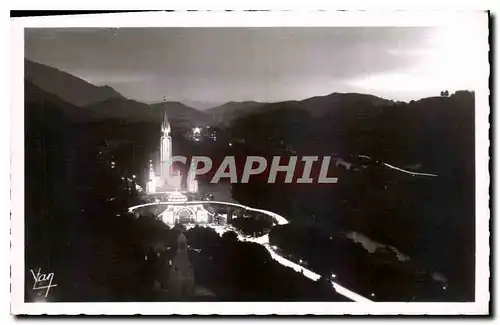 Ansichtskarte AK Lourdes La Basilique la nuit La Procession aux Flambeaux