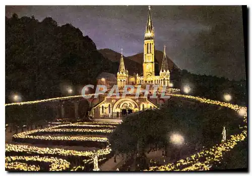 Cartes postales Lourdes La Basilique illuminee pendant la Procession aux flambeaux